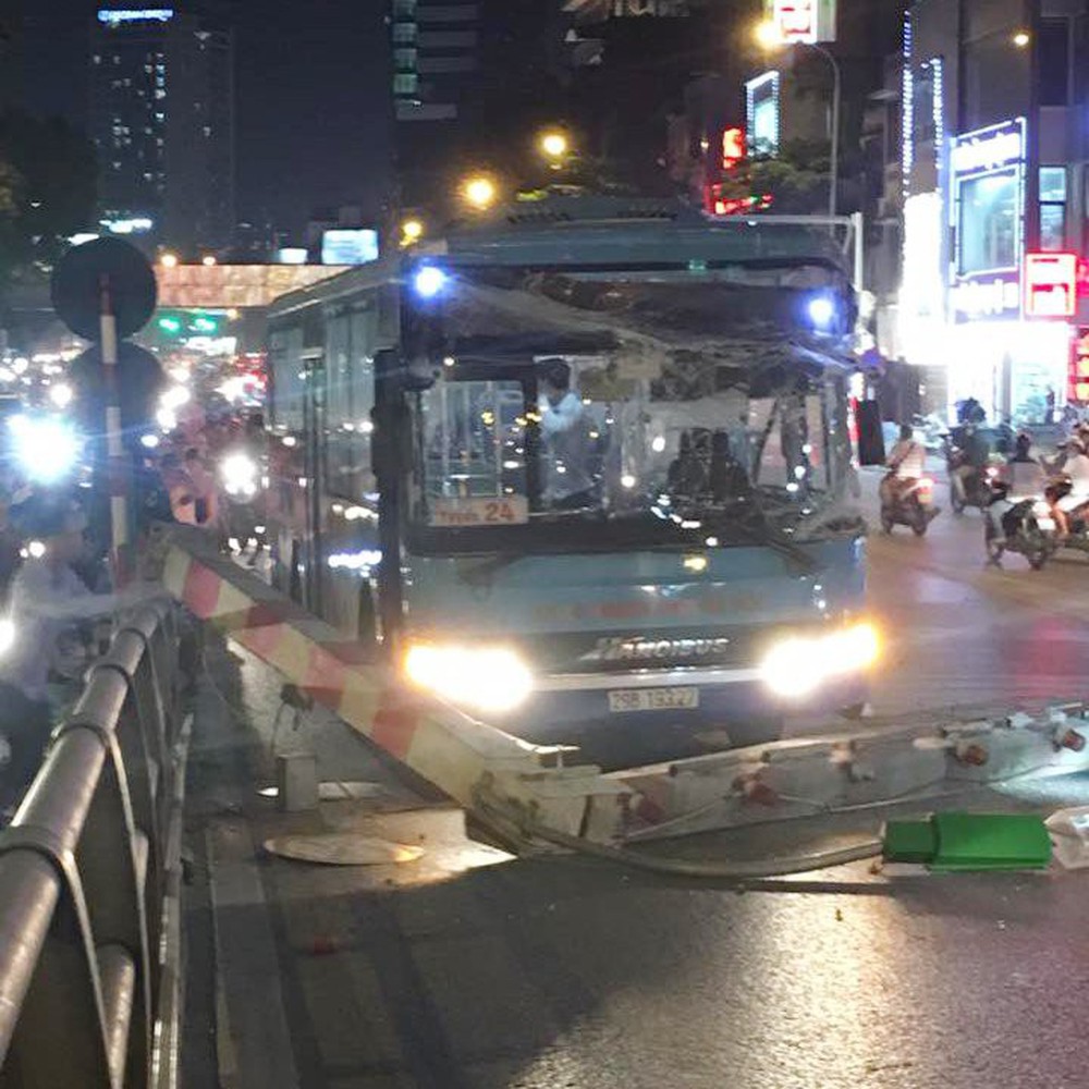 Clip: Xe buýt lao lên cầu vượt Thái Hà - Chùa Bộc, húc đổ cột giới hạn chiều cao  - Ảnh 2.