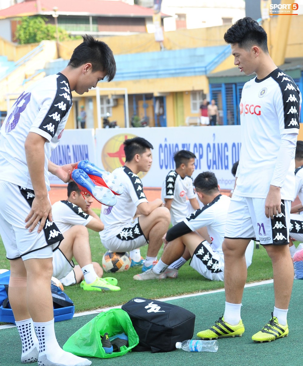 Duy Mạnh khoe giày mới, Đình Trọng xuýt xoa với biểu cảm cực đáng yêu