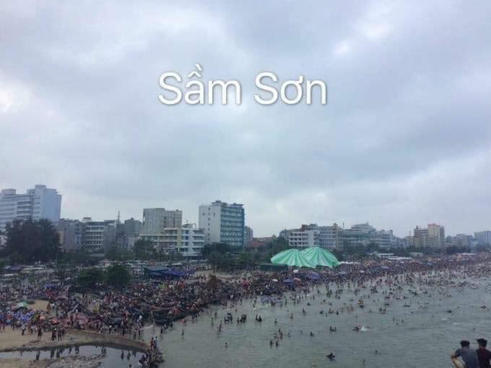 Bãi biển Sầm Sơn nhìn từ trên cao không chỗ trống, ô tô xếp hàng dài trên đường đi Cát Bà dịp lễ - Ảnh 8.