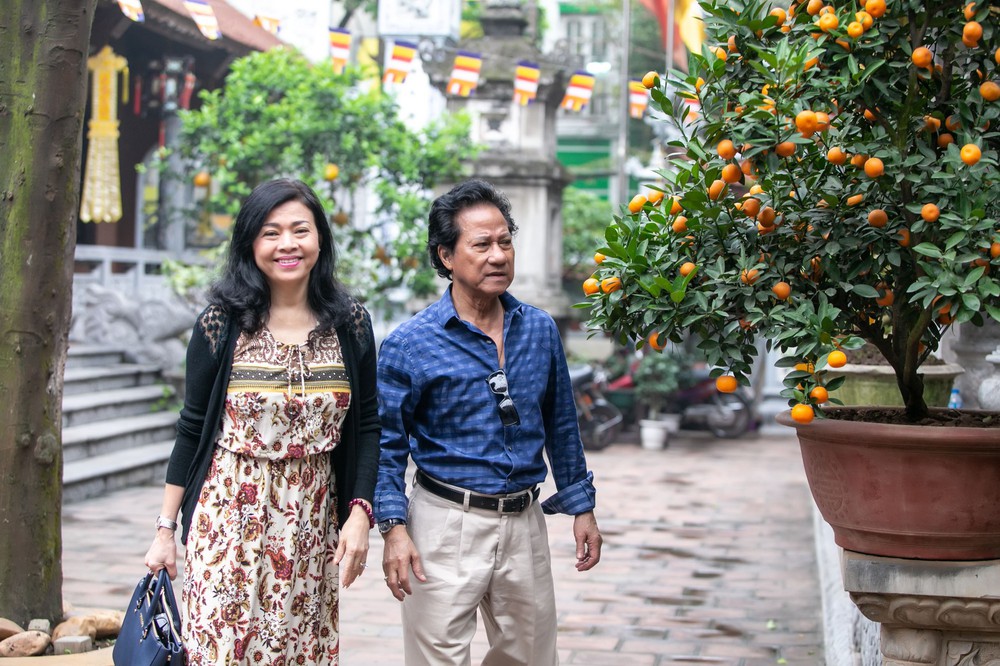 Chế Linh nắm tay vợ tình cảm vợ trên đường phố Hà Nội - Ảnh 6.