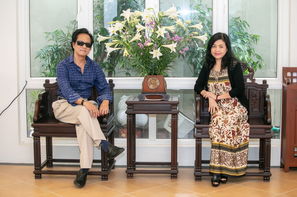 Chế Linh nắm tay vợ tình cảm vợ trên đường phố Hà Nội - Ảnh 5.