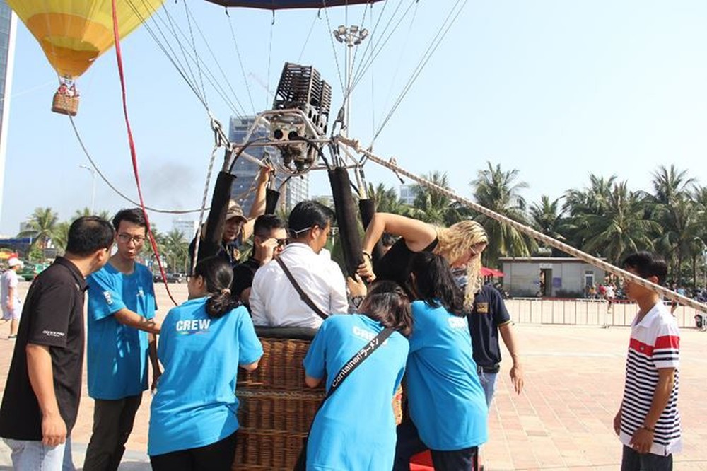 Du khách hào hứng trải nghiệm bay khinh khí cầu bên bờ biển Đà Nẵng - Ảnh 3.