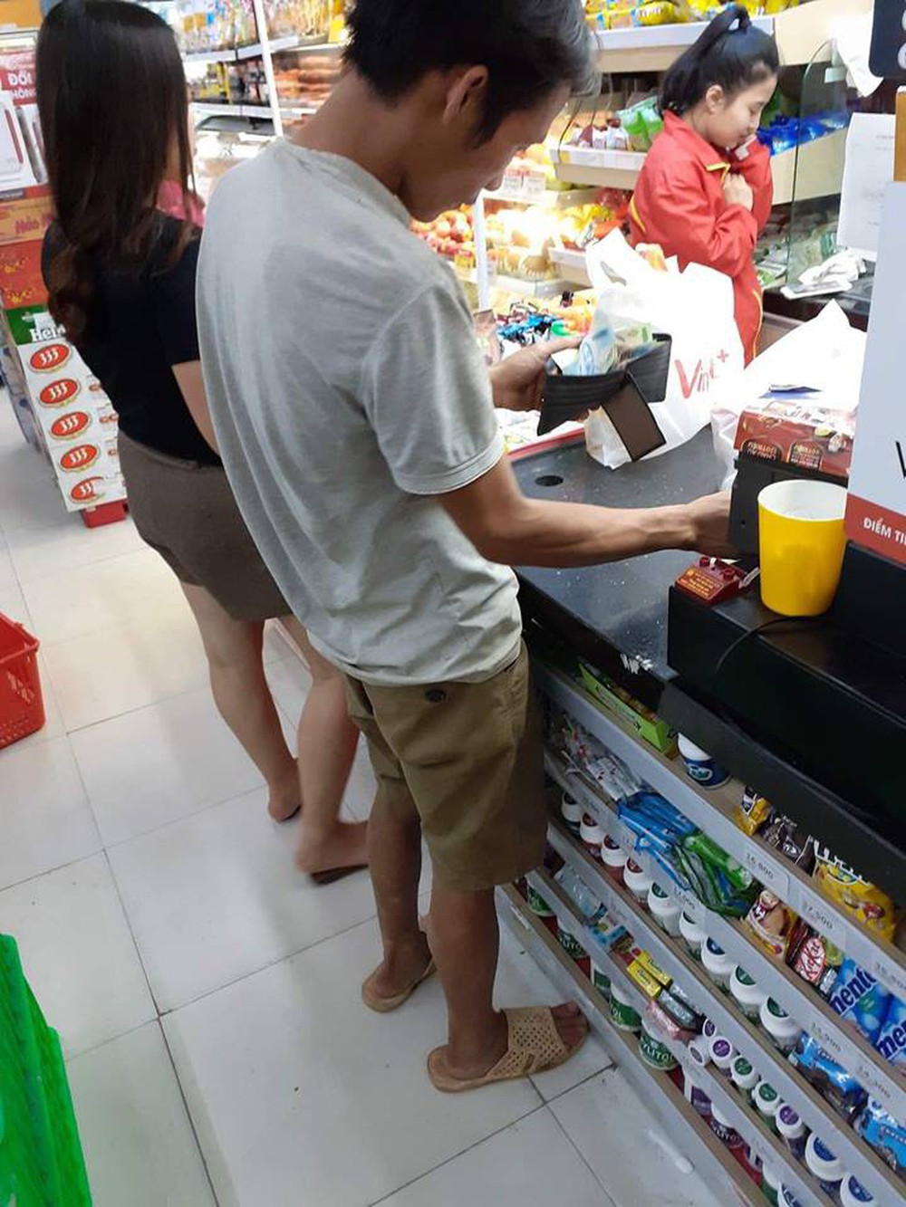 Người đàn ông mù chữ đi mua đồ cho vợ bầu và mẩu đối thoại đặc biệt trong siêu thị - Ảnh 1.