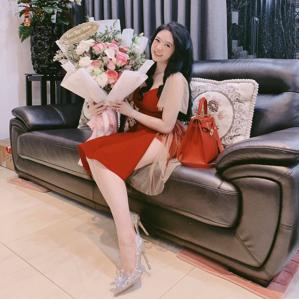 Choáng với độ chiều vợ của người chồng trong bức ảnh đội mưa chạy xe máy đuổi theo taxi - Ảnh 10.