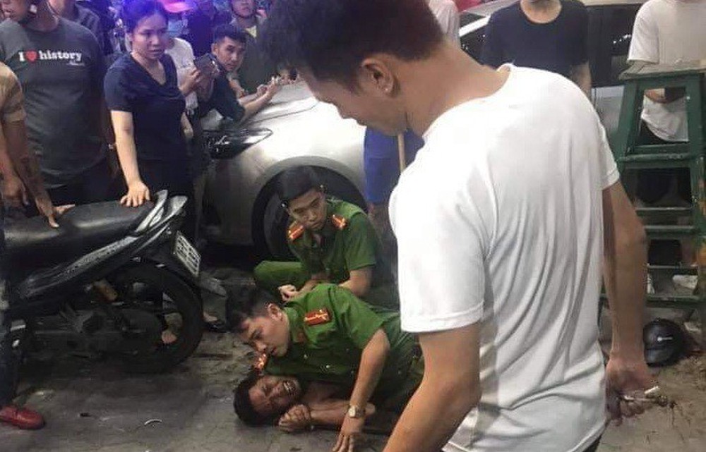 Cảnh sát khống chế nam thanh niên nghi ngáo đá chém trọng thương người đàn ông - Ảnh 1.