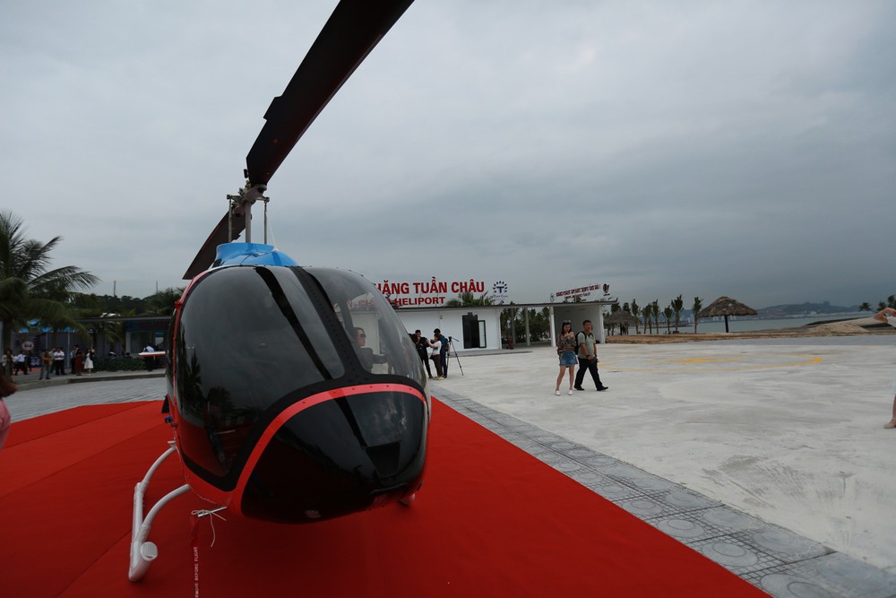 Cận cảnh bộ đôi trực thăng Bell 505 vừa khai trương dịch vụ bay ngắm vịnh Hạ Long - Ảnh 2.