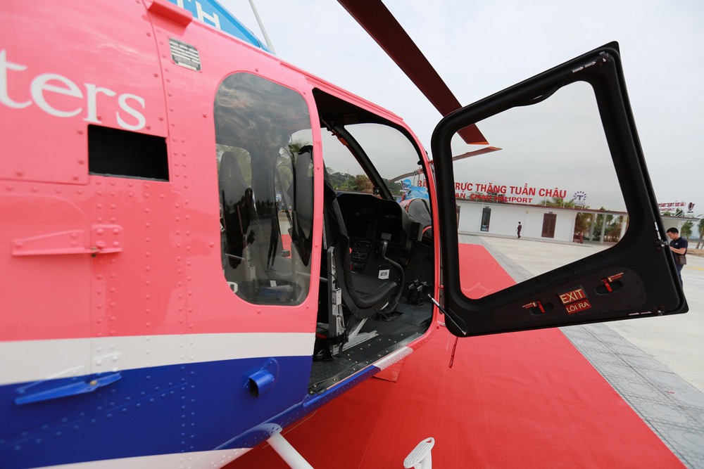 Cận cảnh bộ đôi trực thăng Bell 505 vừa khai trương dịch vụ bay ngắm vịnh Hạ Long - Ảnh 4.