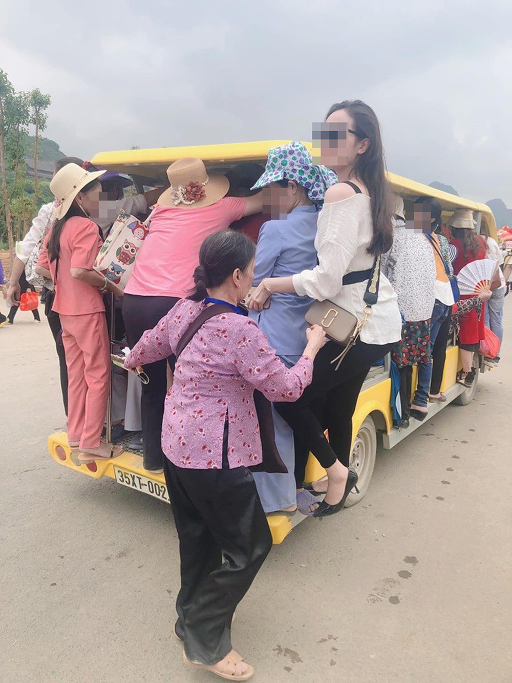 Nhóm người dự lễ Đại lễ Phật đản đu bám trên xe điện chật cứng để ra ngoài chùa Tam Chúc - Ảnh 2.