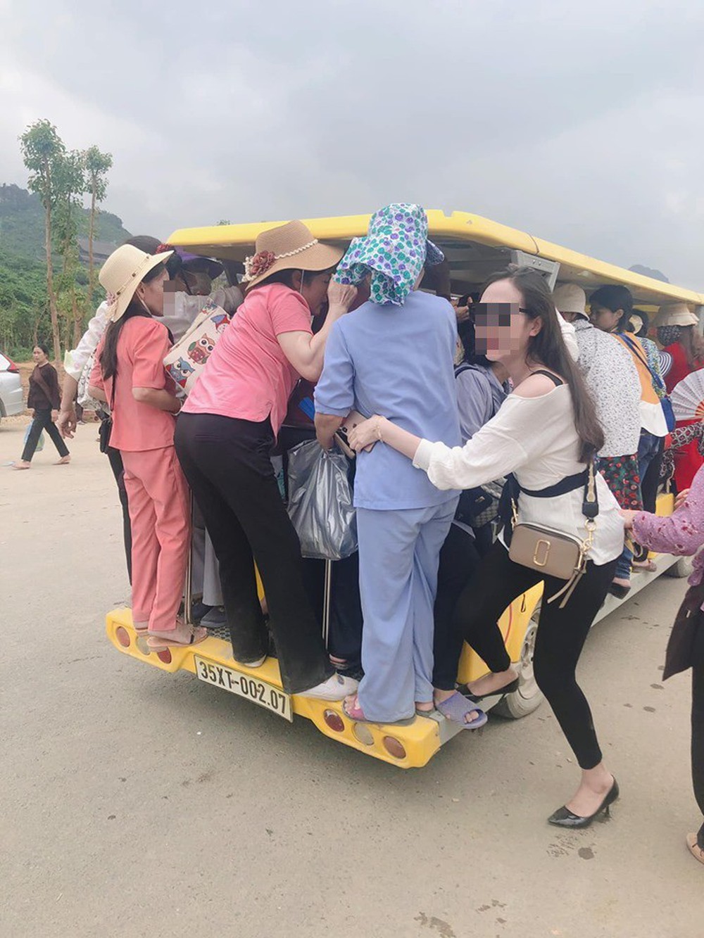 Nhóm người dự lễ Đại lễ Phật đản đu bám trên xe điện chật cứng để ra ngoài chùa Tam Chúc - Ảnh 1.