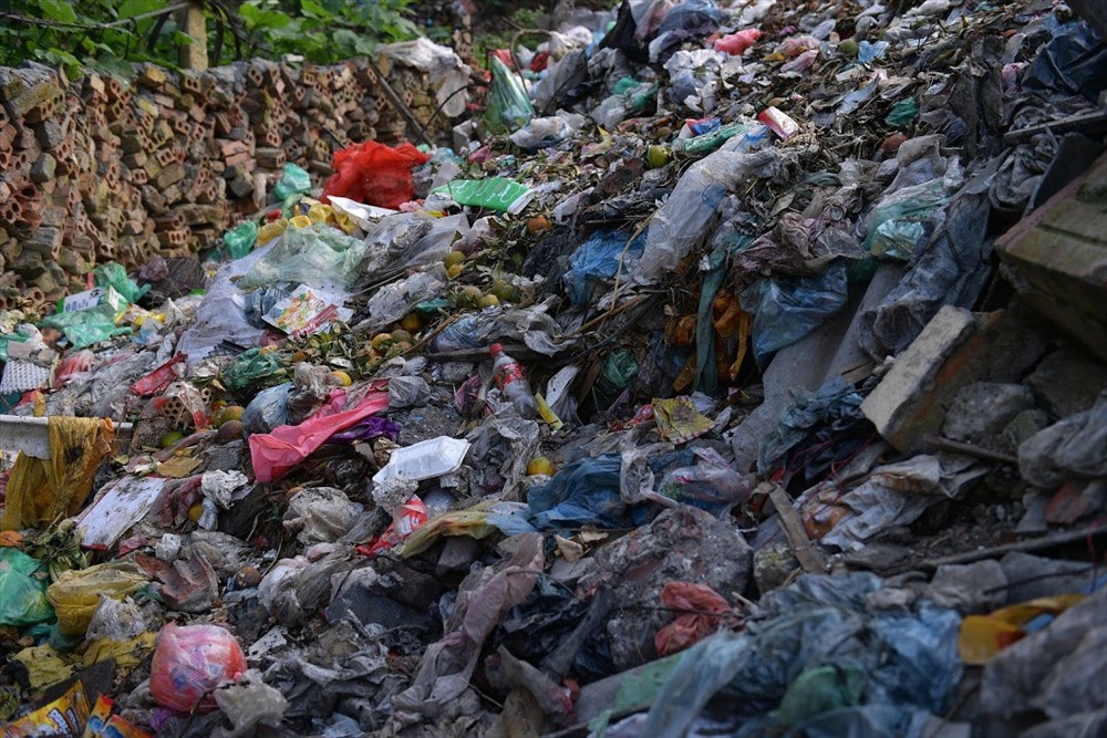 Kinh hãi bãi rác thải khổng lồ dưới chân cầu trăm tuổi Long Biên - Ảnh 11.