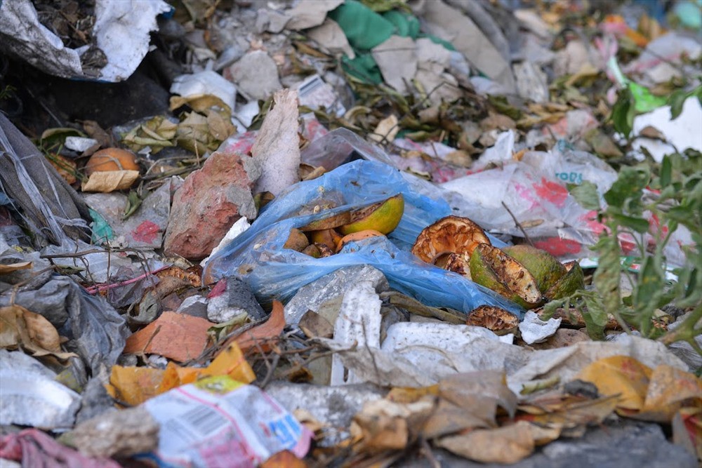 Kinh hãi bãi rác thải khổng lồ dưới chân cầu trăm tuổi Long Biên - Ảnh 13.