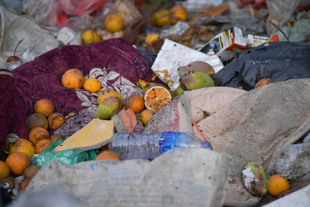 Kinh hãi bãi rác thải khổng lồ dưới chân cầu trăm tuổi Long Biên - Ảnh 5.