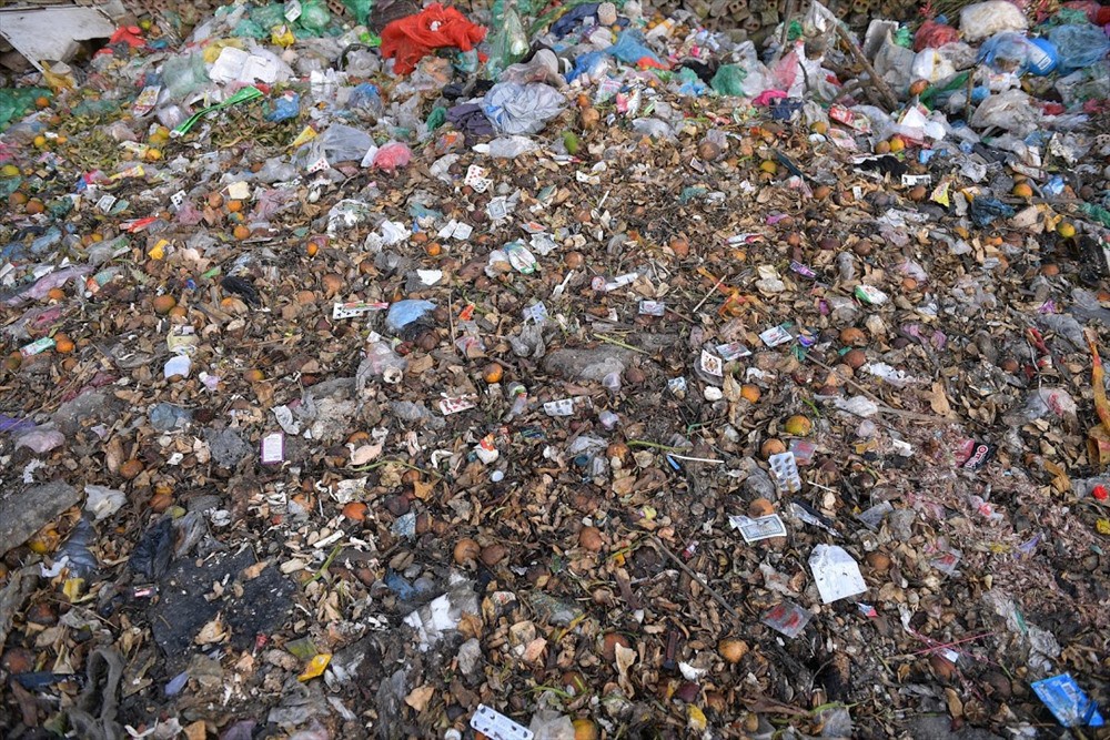 Kinh hãi bãi rác thải khổng lồ dưới chân cầu trăm tuổi Long Biên - Ảnh 6.