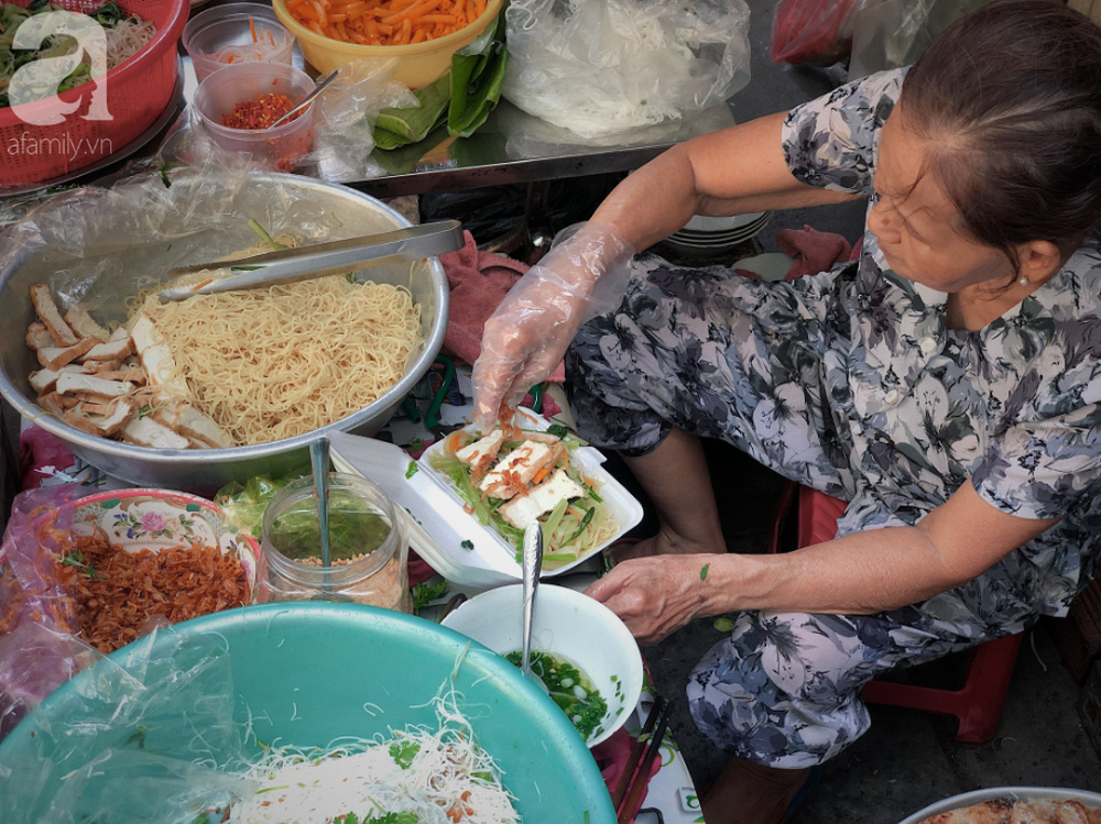 Quán ăn nhỏ hơn 40 năm tuổi góp phần làm nên văn hóa ẩm thực hẻm Sài Gòn: 7 ngày bán 7 món khác nhau, tuyệt hảo nhất chính là món chay - Ảnh 7.