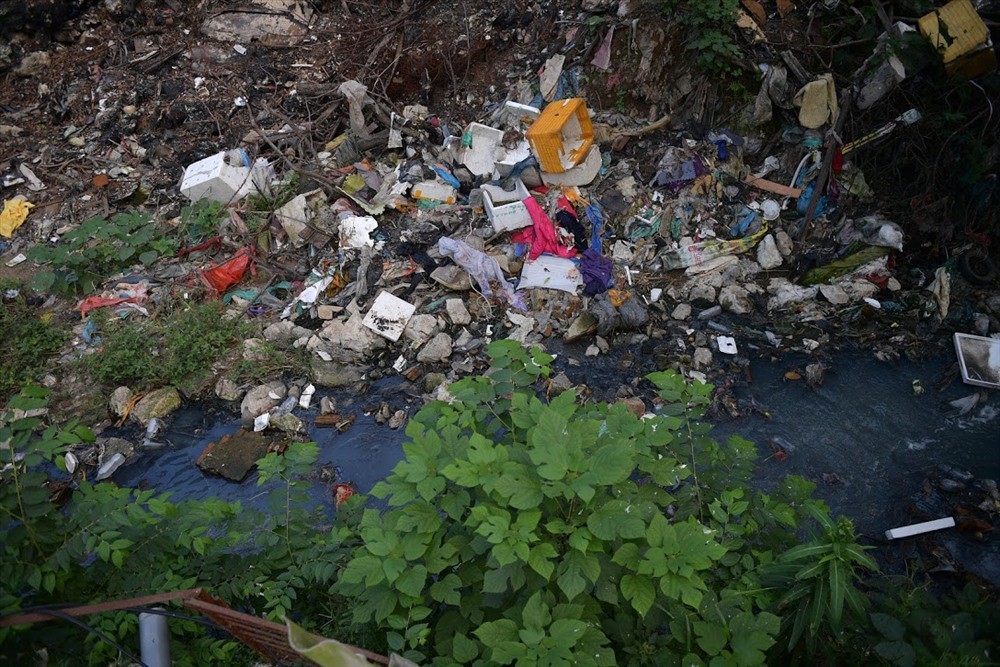 Kinh hãi bãi rác thải khổng lồ dưới chân cầu trăm tuổi Long Biên - Ảnh 9.