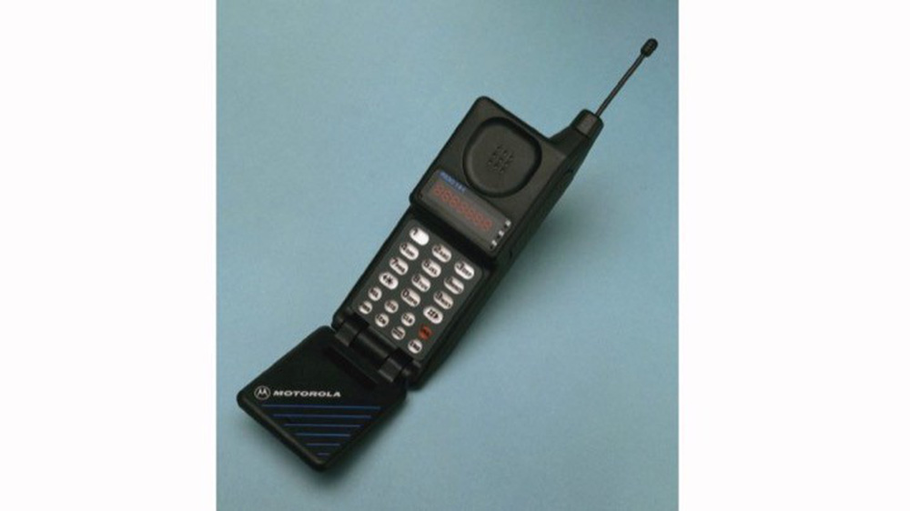 Nhìn lại lịch sử điện thoại màn hình gập, 30 năm sau Motorola MicroTAC - Ảnh 1.