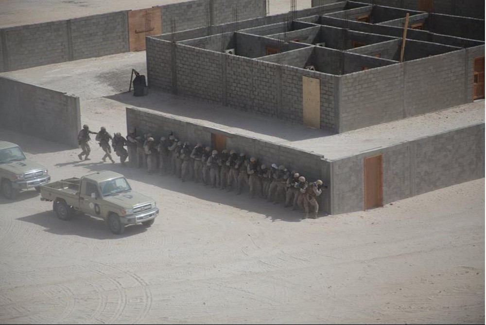 Hàng nóng ùn ùn đổ vào Libya: Tướng Haftar có vũ khí khủng gấp bội thứ GNA vừa nhận - Ảnh 5.
