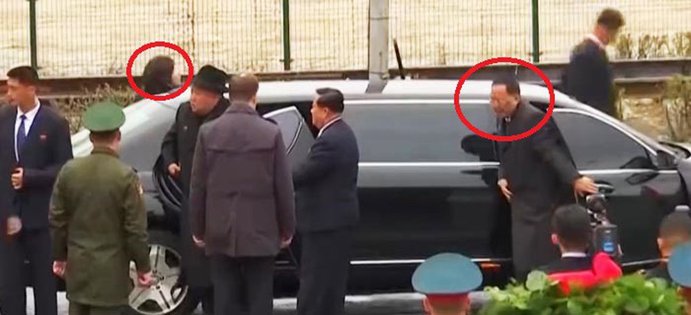 Ông Kim Jong Un bị bắt gặp hành động ưu ái chưa từng có với 2 quan chức Triều Tiên - Ảnh 1.