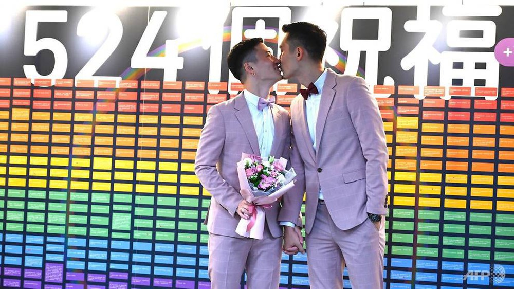 Đài Loan vừa hợp pháp hóa hôn nhân đồng tính đã có ngay 2 nam thần cầm tay nhau đến đăng ký kết hôn - Ảnh 4.