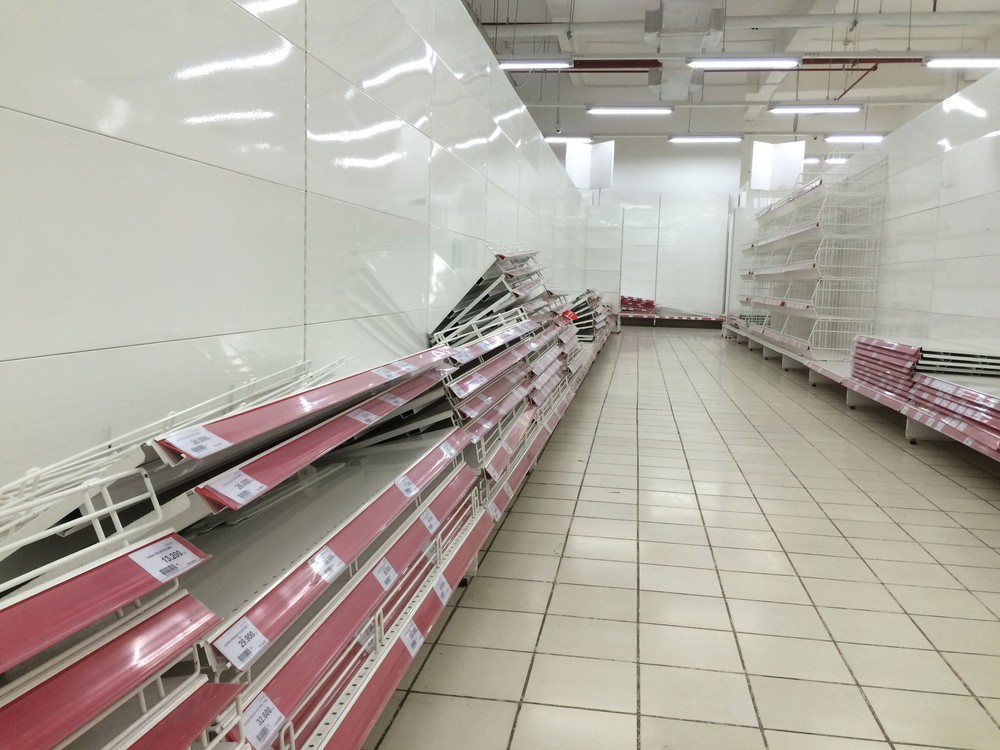 Siêu thị Auchan vắng vẻ, lặng lẽ tháo các kệ hàng sau bão giảm giá - Ảnh 8.