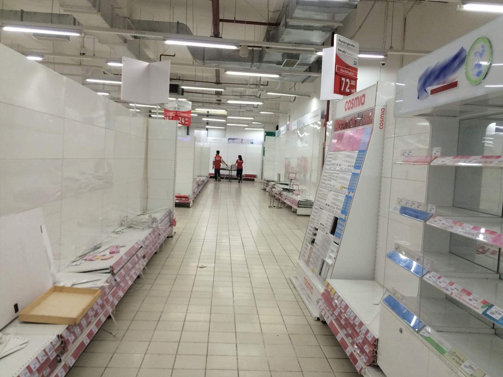 Siêu thị Auchan vắng vẻ, lặng lẽ tháo các kệ hàng sau bão giảm giá - Ảnh 5.