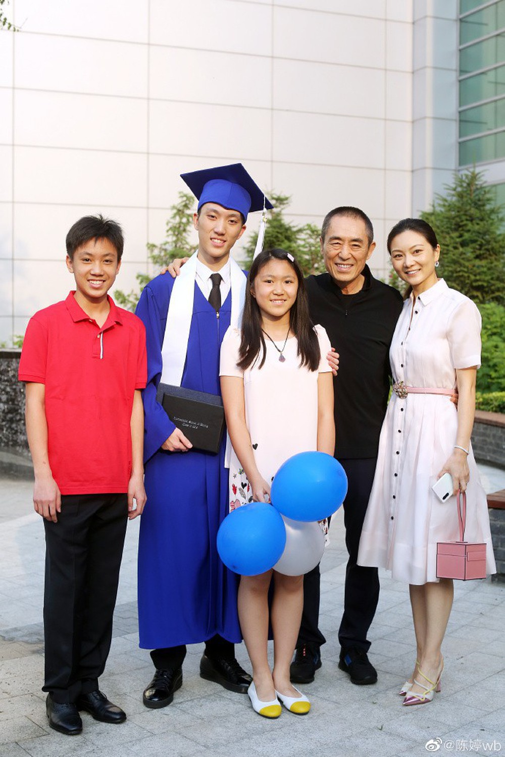 Tình cũ 8 năm của Củng Lợi - Trương Nghệ Mưu hạnh phúc khoe con trai nhưng nhan sắc vợ trẻ bí mật mới gây bão  - Ảnh 1.
