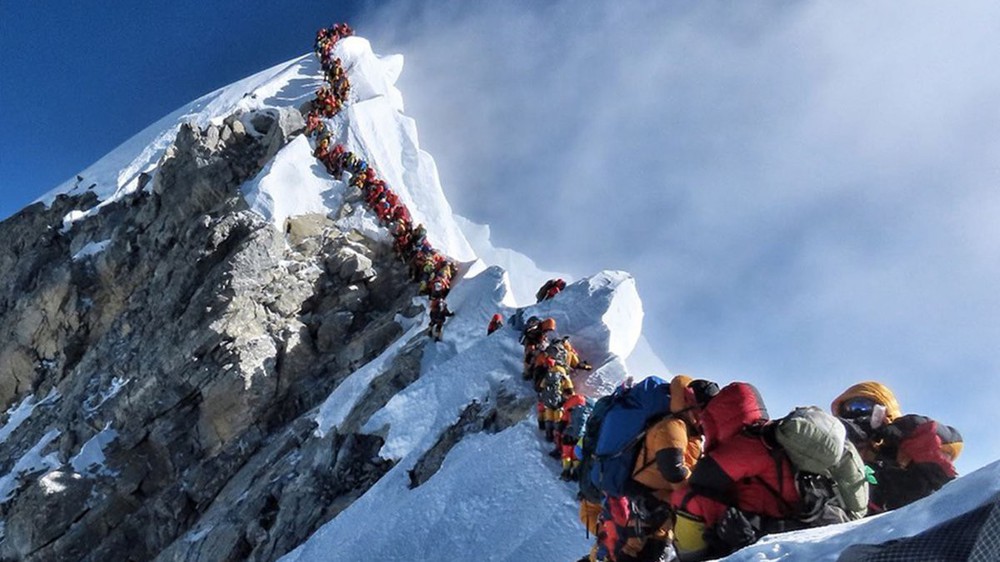 Bức ảnh mới về đỉnh núi Everest khiến nhiều người chết lặng: Trên đường theo đuổi giấc mơ, dưới đôi chân của ta lại là thi thể vô hồn của người khác - Ảnh 2.