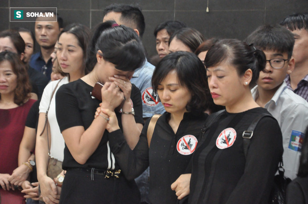 Hàng nghìn người oà khóc trong đám tang đông chưa từng có tiễn đưa cô giáo bị xe Mercedes đâm tử vong ở hầm Kim Liên - Ảnh 24.
