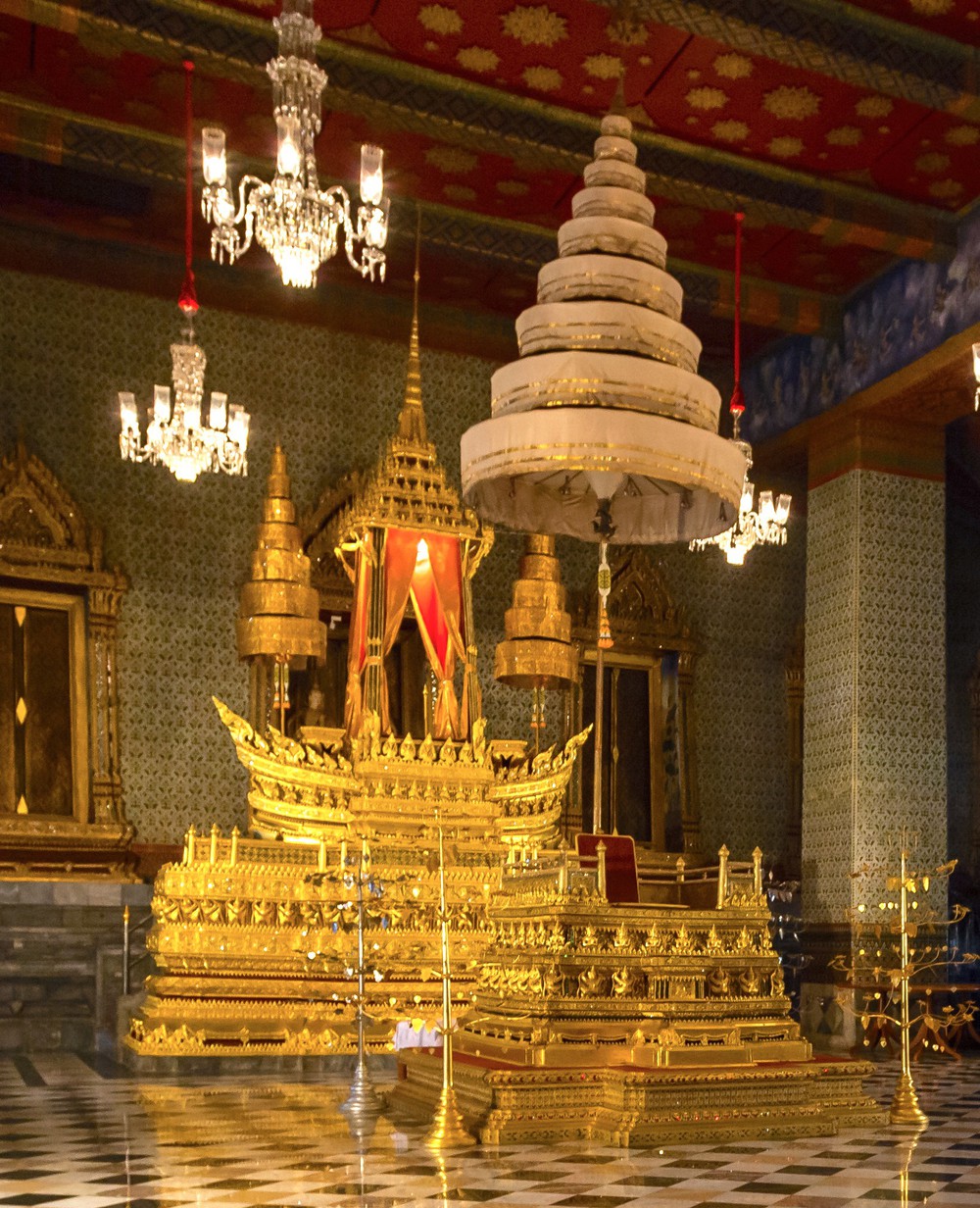 Vương miện vàng nạm đá quý nặng 7,3 kg và những con số đáng kinh ngạc trong lễ đăng cơ Vua Thái Lan - Ảnh 3.