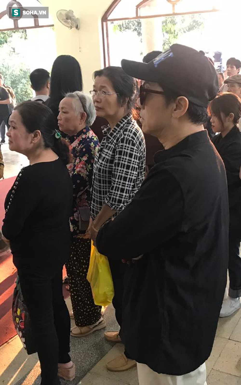  Vợ cũ, con gái, các nghệ sĩ đau đớn đưa tiễn Lê Bình về nơi an nghỉ cuối cùng - Ảnh 9.
