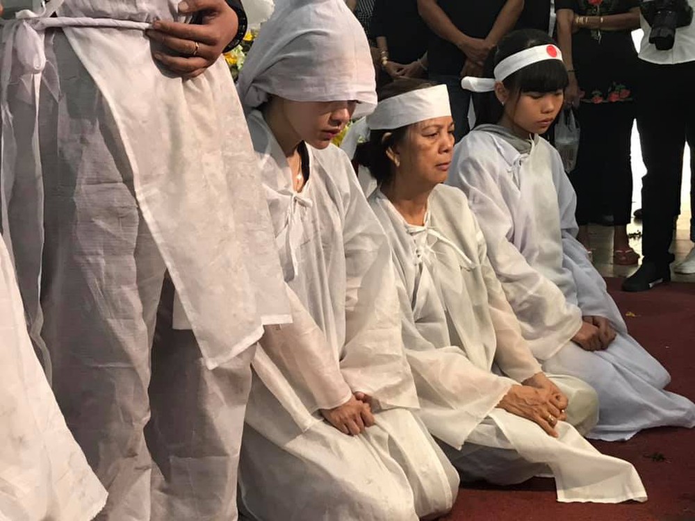  Vợ cũ, con gái, các nghệ sĩ đau đớn đưa tiễn Lê Bình về nơi an nghỉ cuối cùng - Ảnh 7.