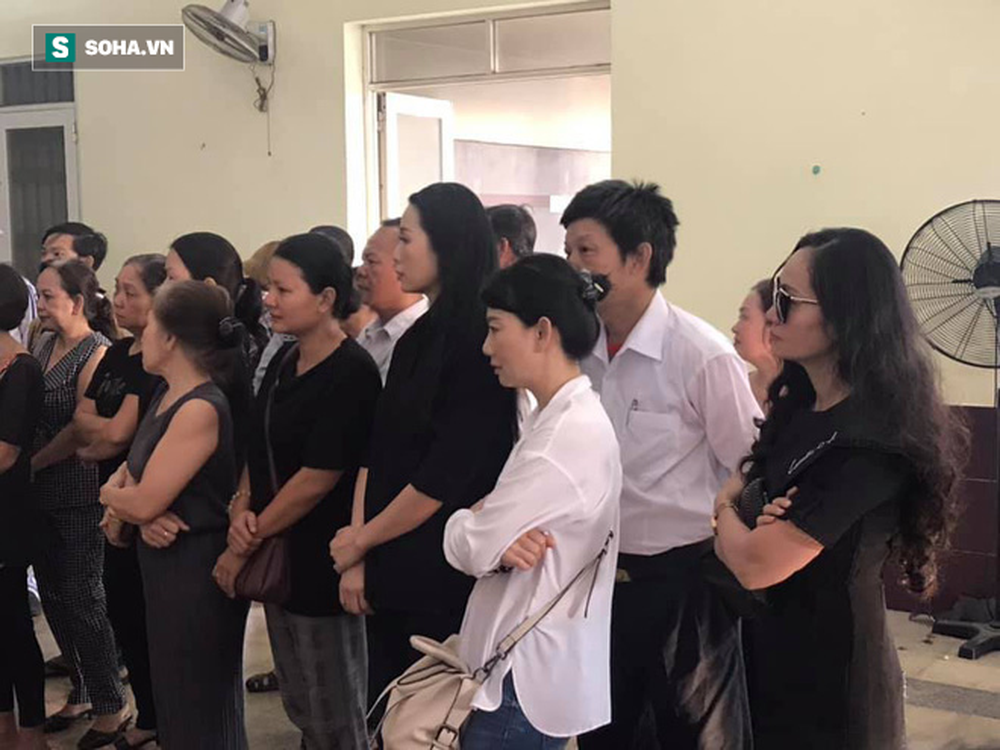  Vợ cũ, con gái, các nghệ sĩ đau đớn đưa tiễn Lê Bình về nơi an nghỉ cuối cùng - Ảnh 10.