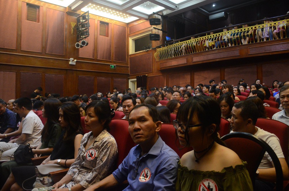 Nhiều người khóc trong đêm diễn ủng hộ gia đình nhân viên Nhà hát Kịch bị xe tông tử vong - Ảnh 3.