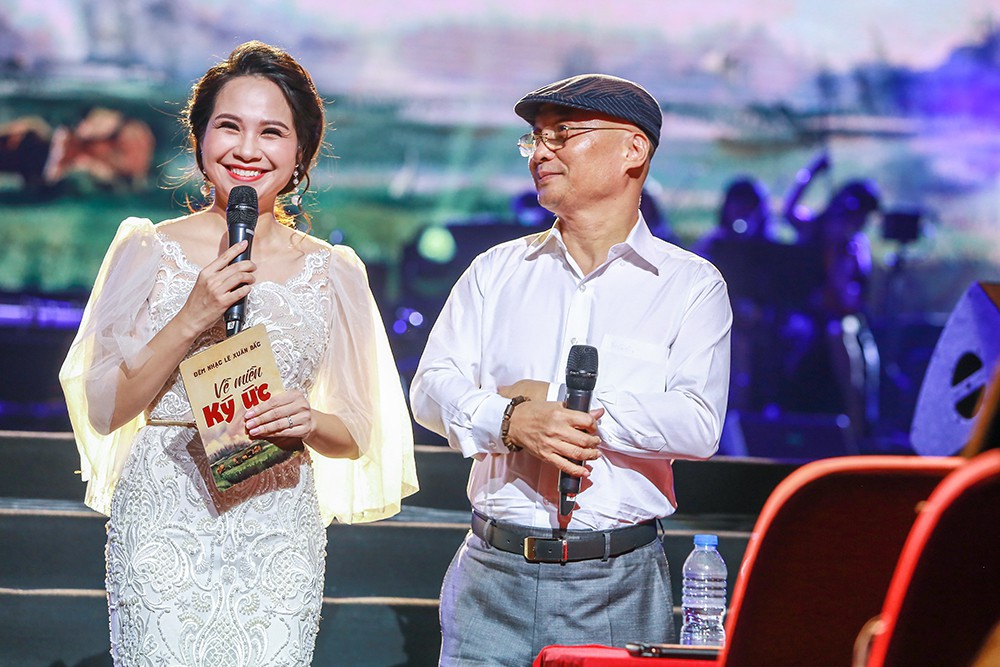 Vợ chồng Lê Anh Dũng - Lê Trinh hát tình tứ trong đêm nhạc của Lê Xuân Bắc - Ảnh 3.
