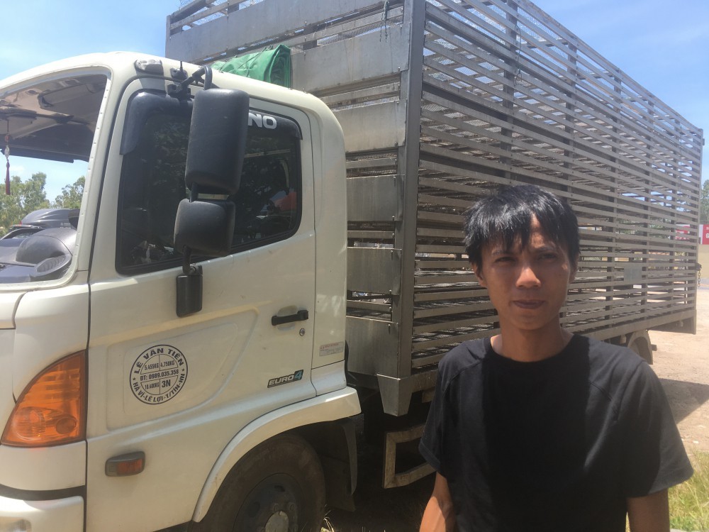 Dân xúm lại hôi vịt trên xe tải bị lật ở Quảng Bình: Công an vào cuộc điều tra - Ảnh 1.