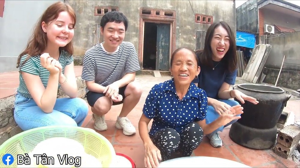 Bà Tân Vlog ăn mừng đạt huân chương kỷ lục Việt Nam, cùng 3 người cháu đến từ Hàn, Nhật, Nga làm đĩa xôi gà khổng lồ - Ảnh 3.