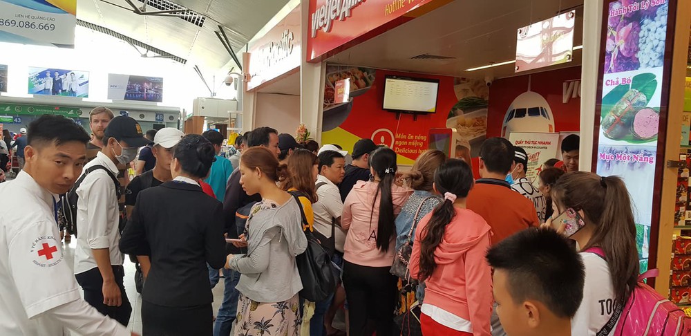 Vietjet hoãn chuyến gần 15 tiếng, hành khách bao vây quầy vé tại sân bay Đà Nẵng - Ảnh 1.