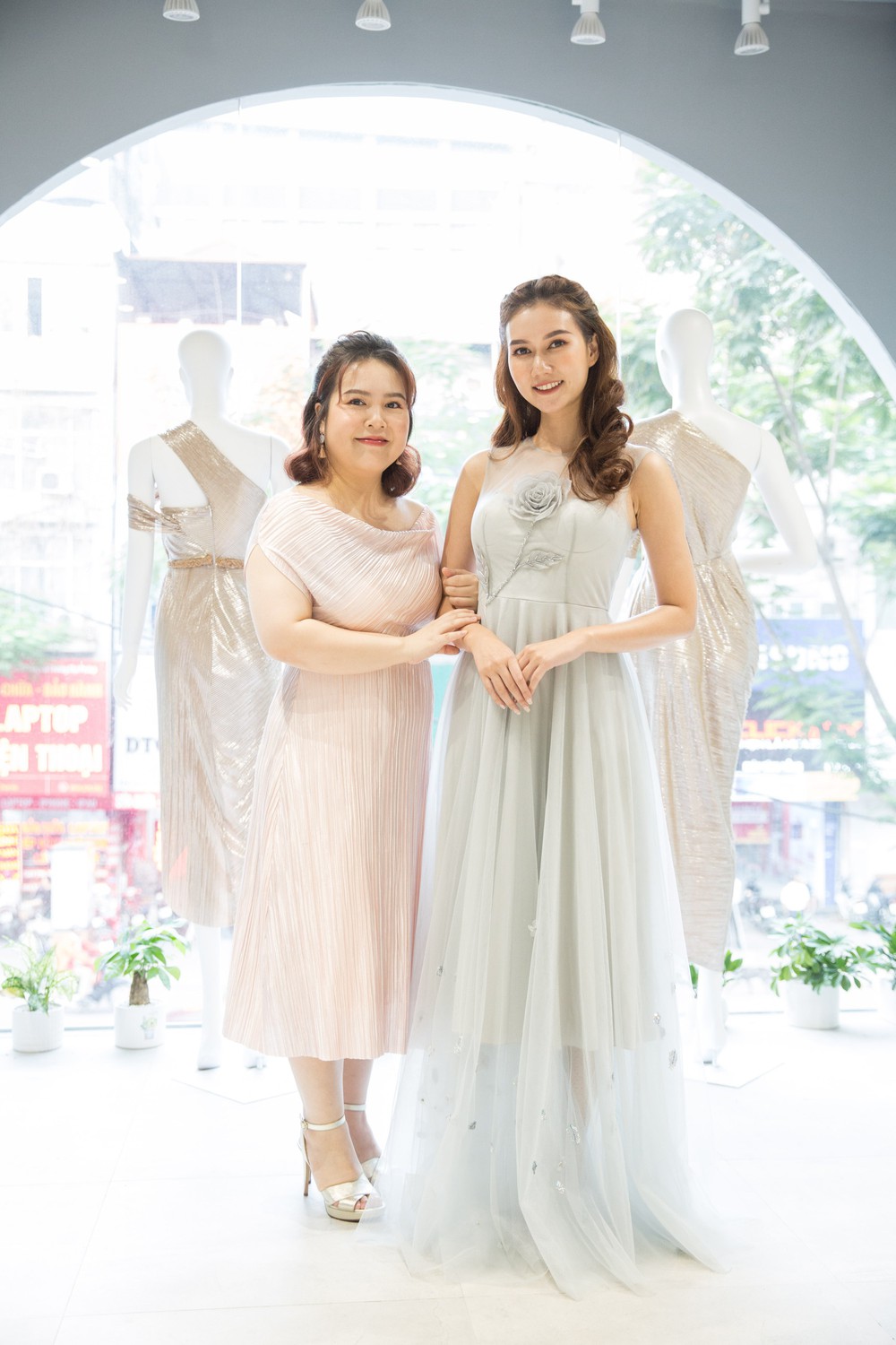 Diễn viên Hương Giang và mẹ ruột gây chú ý khi diện váy đôi tại sự kiện - Ảnh 6.