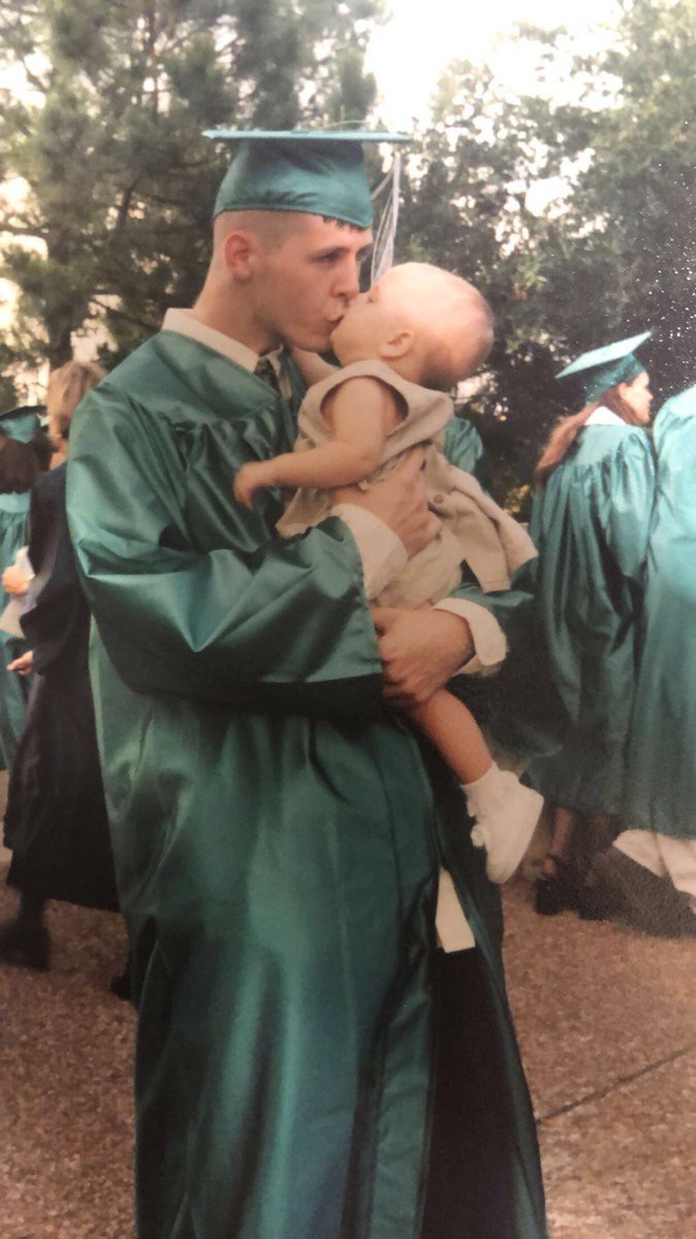 Ảnh ngày ấy bây giờ cực độc: Chàng trai 19 tuổi ôm hôn con gái ngày tốt nghiệp, 18 năm sau làm điều tương tự trong lễ ra trường của đứa trẻ - Ảnh 2.