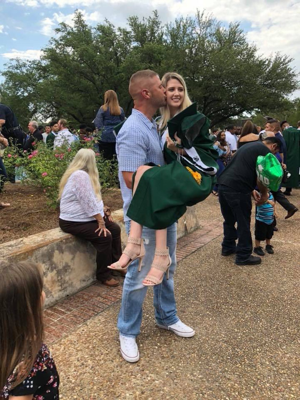 Ảnh ngày ấy bây giờ cực độc: Chàng trai 19 tuổi ôm hôn con gái ngày tốt nghiệp, 18 năm sau làm điều tương tự trong lễ ra trường của đứa trẻ - Ảnh 3.