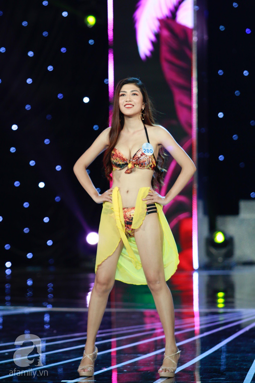 Thí sinh Hoa hậu Thế giới Việt Nam lộ bụng mỡ, eo bánh mì, dáng đi cò mổ trên sân khấu chung khảo phía Nam - Ảnh 4.