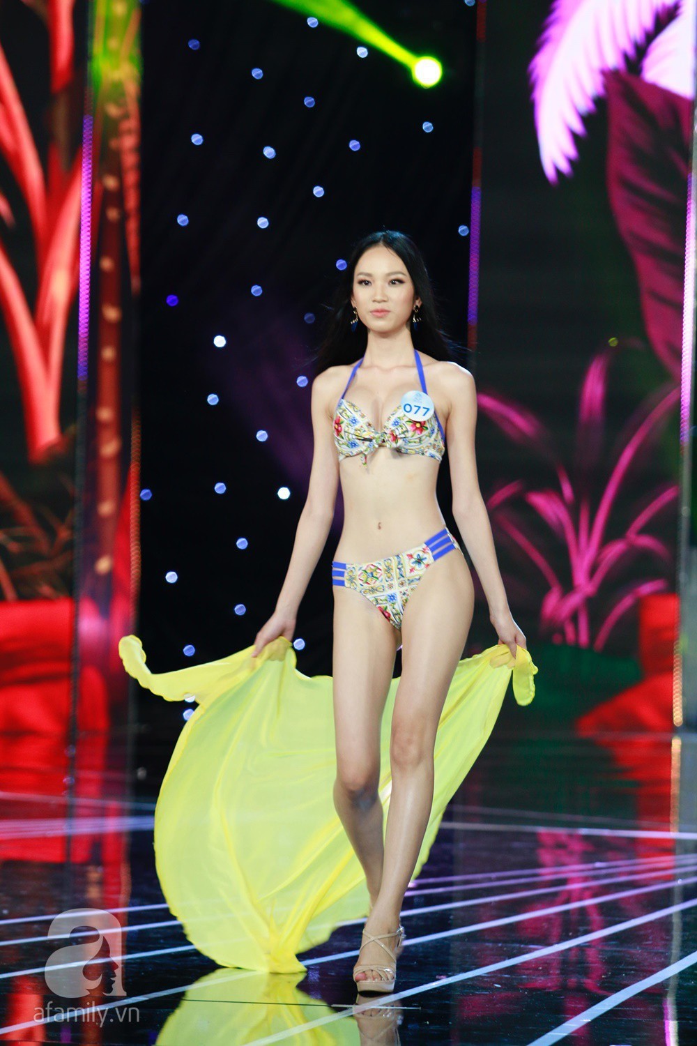 Thí sinh Hoa hậu Thế giới Việt Nam lộ bụng mỡ, eo bánh mì, dáng đi cò mổ trên sân khấu chung khảo phía Nam - Ảnh 5.