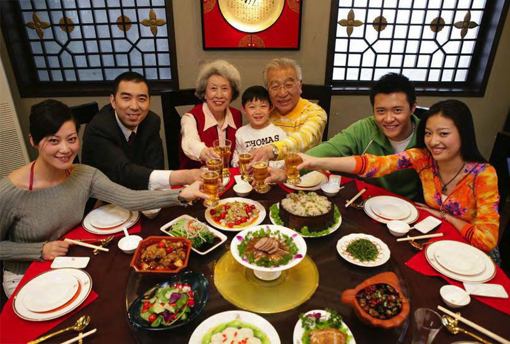 Văn hóa về nhà ăn cơm của người Trung Quốc: Cuộc sống và con người có thể đổi thay nhưng bữa cơm gia đình thì không - Ảnh 1.
