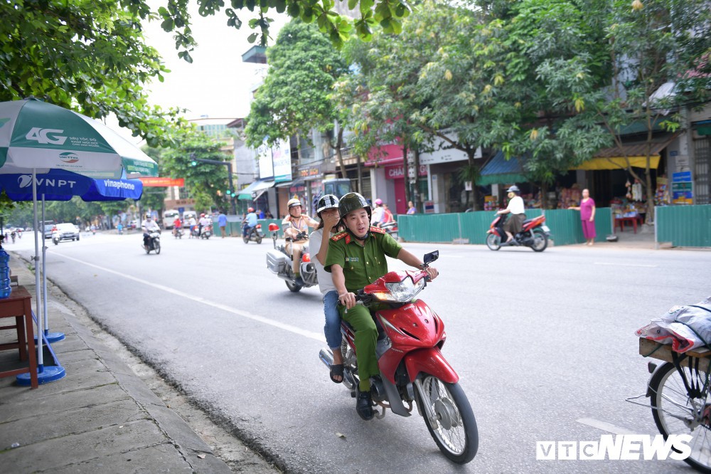 Ảnh: Cảnh sát Hà Giang dùng xe chuyên dụng hú còi hộ tống thí sinh ngủ muộn đến điểm thi - Ảnh 2.