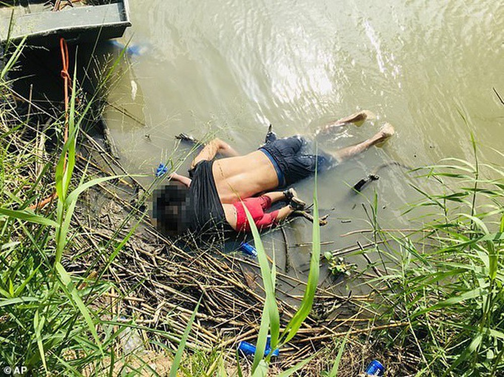 Những bức ảnh lay động lòng người cho thấy sự tàn nhẫn của thảm họa di cư, khi hàng rào thép gai nơi biên giới cứa nát cuộc đời những đứa trẻ - Ảnh 2.