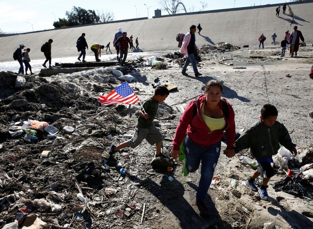Những bức ảnh lay động lòng người cho thấy sự tàn nhẫn của thảm họa di cư, khi hàng rào thép gai nơi biên giới cứa nát cuộc đời những đứa trẻ - Ảnh 8.