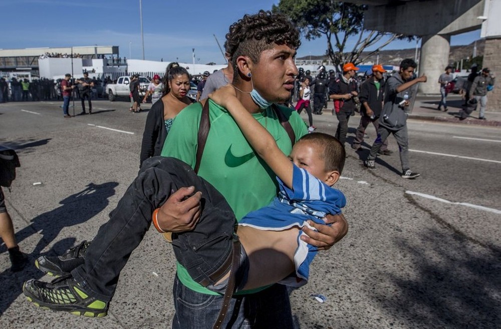 Những bức ảnh lay động lòng người cho thấy sự tàn nhẫn của thảm họa di cư, khi hàng rào thép gai nơi biên giới cứa nát cuộc đời những đứa trẻ - Ảnh 9.