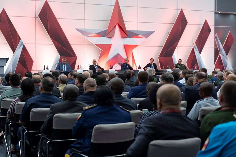 Nga trưng bày dàn vũ khí khủng bên lề diễn đàn Army-2019 - Ảnh 2.