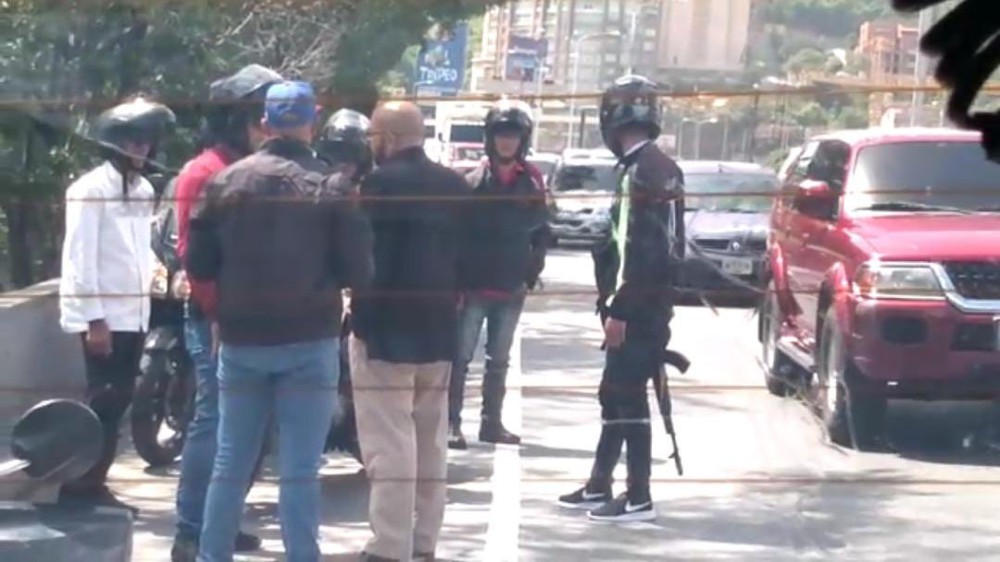 Venezuela: Tổng thống Juan Guaido xả thân vì vệ sĩ trước mũi súng AK - Chuyện ngược đời? - Ảnh 1.