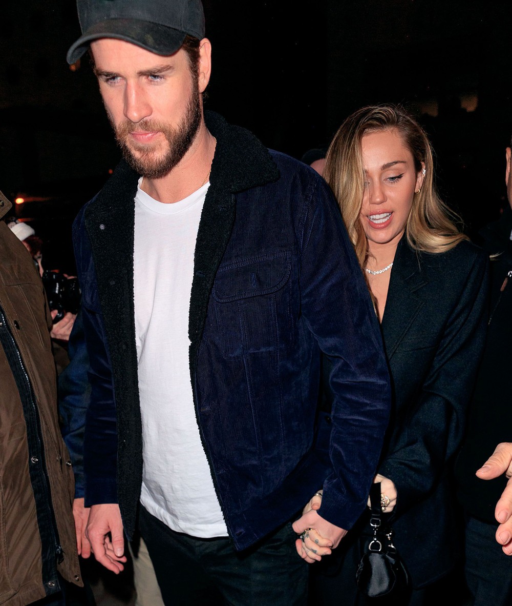Miley Cyrus bất ngờ bị fan cuồng sàm sỡ, cưỡng hôn và đây là hành động của ông xã Liam Hemsworth - Ảnh 1.